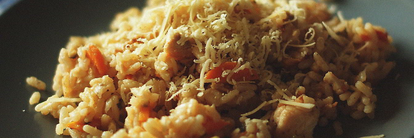 Ризотто с курицей, овощами и пармезаном