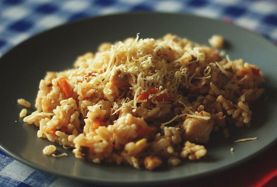 Ризотто с курицей, овощами и пармезаном