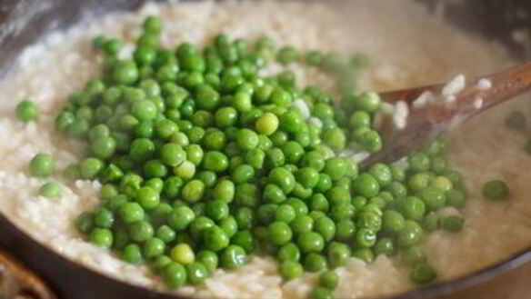 ШАГ 16. ризотто с уткой и молодым горошком