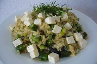 Весеннее ризотто со спаржей, фенхелем, цукини и фетой