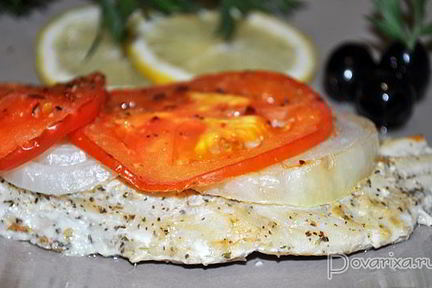 Дори, запеченный с помидорами и луком