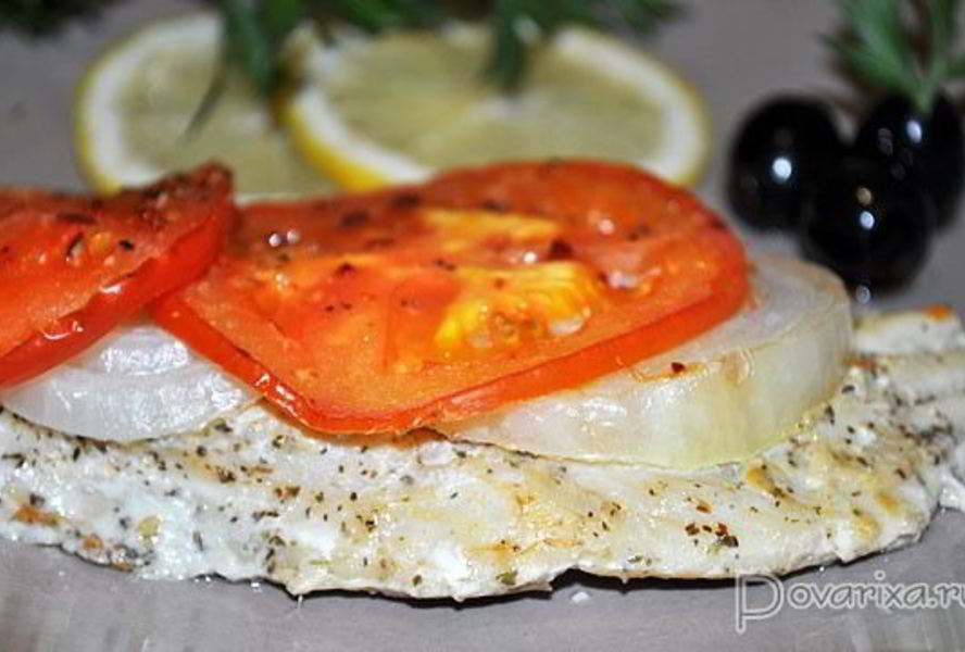 Дори, запеченный с помидорами и луком