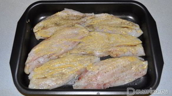 ШАГ 3. дори, запеченный с помидорами и луком