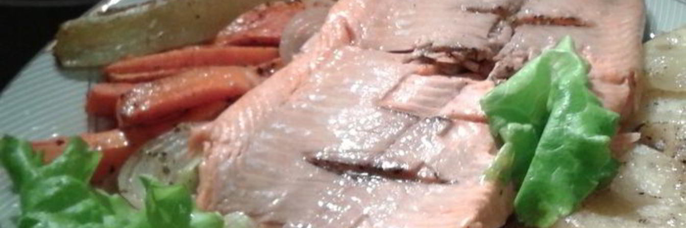 Форель на подушке из овощей с ореховым соусом