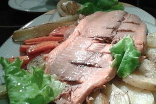 Форель на подушке из овощей с ореховым соусом