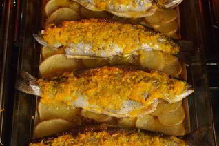 Форель запеченая с картофелем