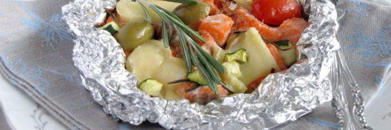 Форель, запеченная с овощами и сыром камамбер