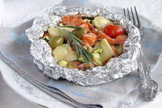 Форель, запеченная с овощами и сыром камамбер