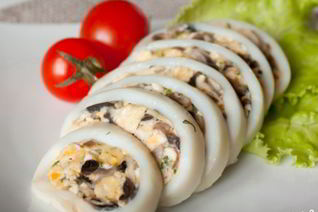 Кальмары, фаршированные омлетом и шампиньонами