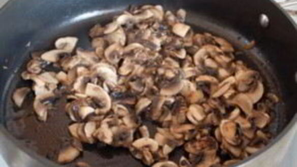 ШАГ 2. кальмары, фаршированные омлетом и шампиньонами