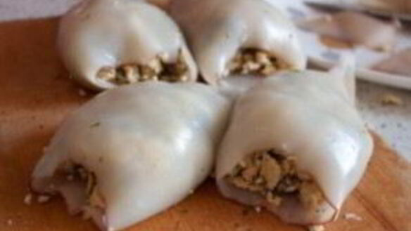 ШАГ 4. кальмары, фаршированные омлетом и шампиньонами