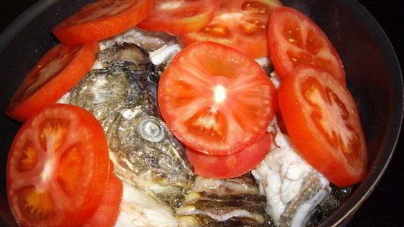 ШАГ 3. карп тушенный с помидорами