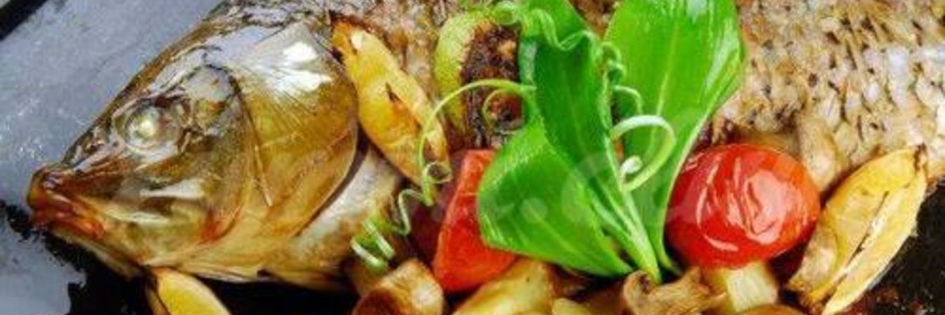 Карп, запеченный с лимоном и грибами