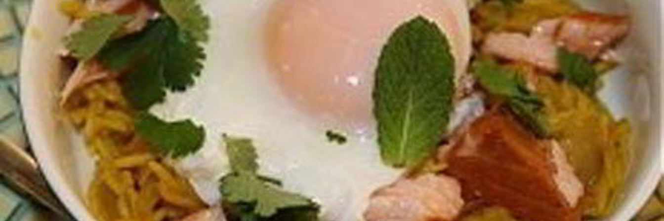 Кедгери — копченая семга с рисом, луком и яйцом