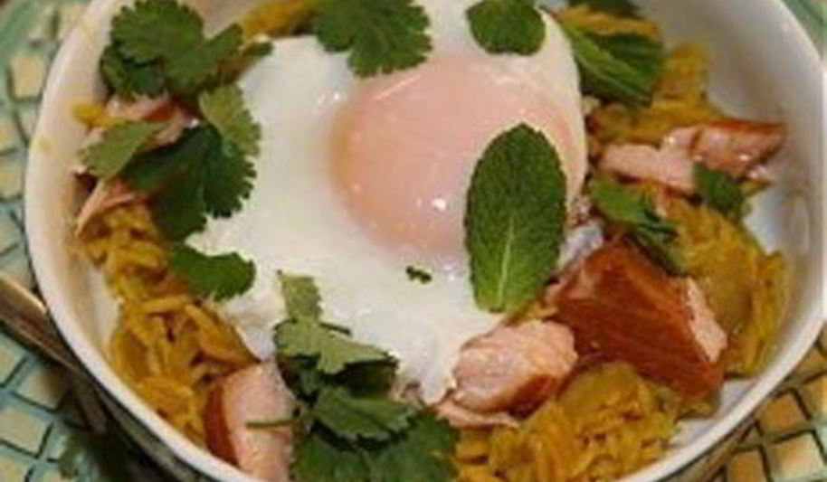 Рецепт кедгери — копченая семга с рисом, луком и яйцом
