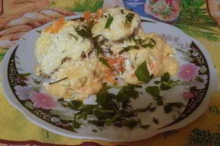 Хек под сырной корочкой в сметанном соусе в мультиварке