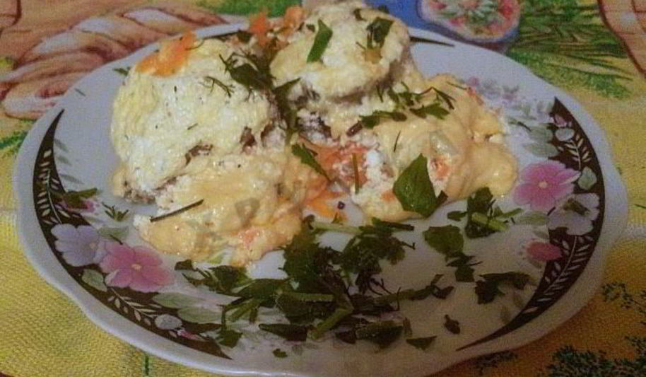 Рецепт хек под сырной корочкой в сметанном соусе в мультиварке