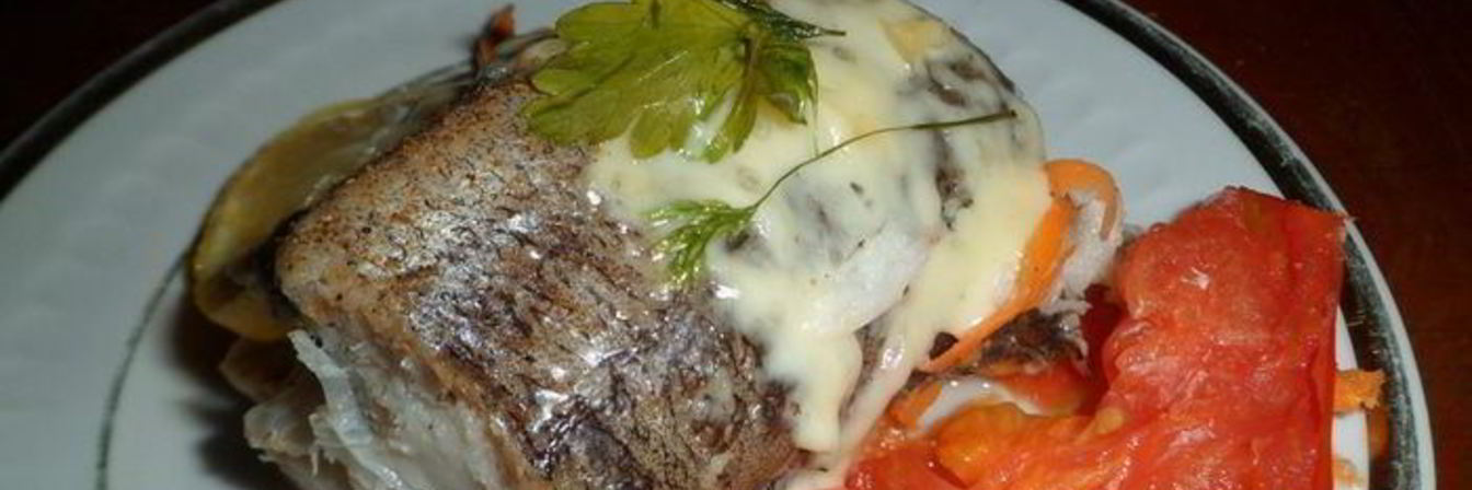Хек, запеченный с морковью и помидорами