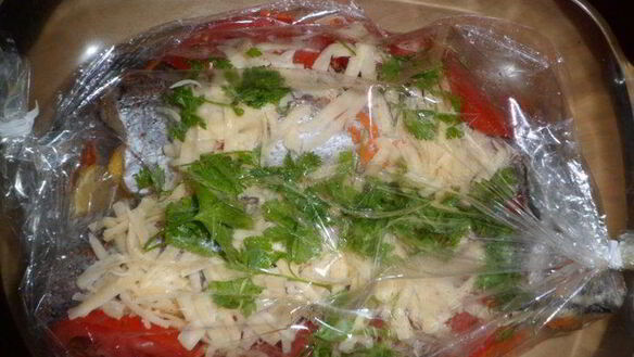 ШАГ 4. хек, запеченный с морковью и помидорами