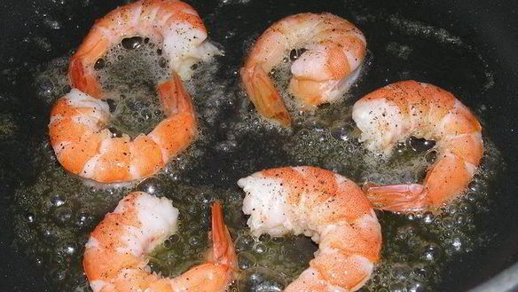 ШАГ 6. креветки под шоколадным соусом