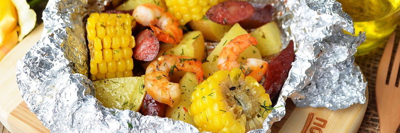 Креветки с картофелем и кукурузой в фольге