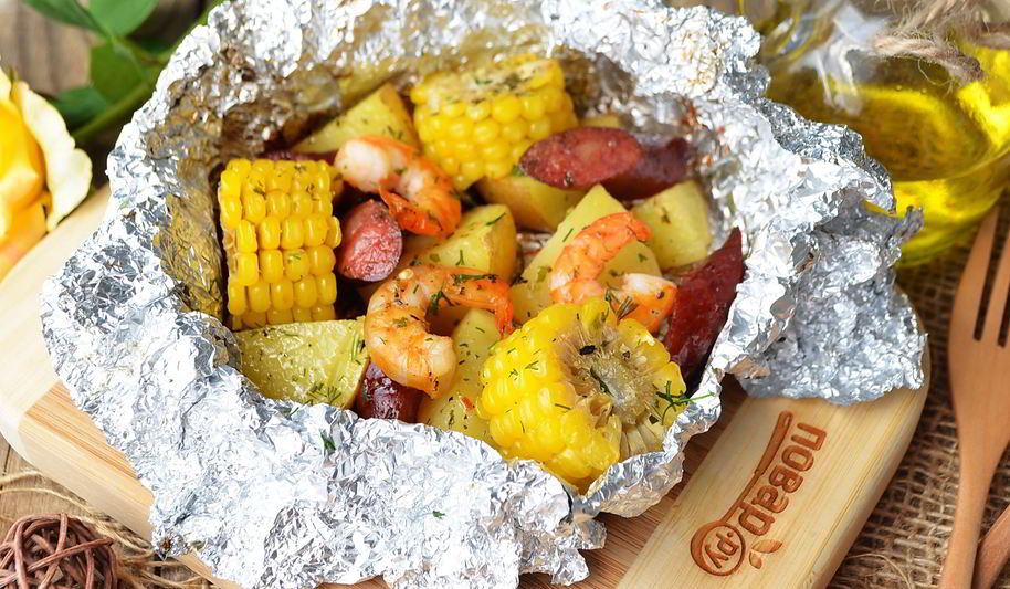 Рецепт креветки с картофелем и кукурузой в фольге