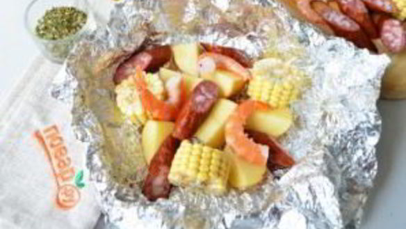 ШАГ 3. креветки с картофелем и кукурузой в фольге