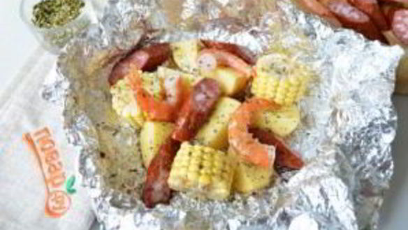 ШАГ 4. креветки с картофелем и кукурузой в фольге