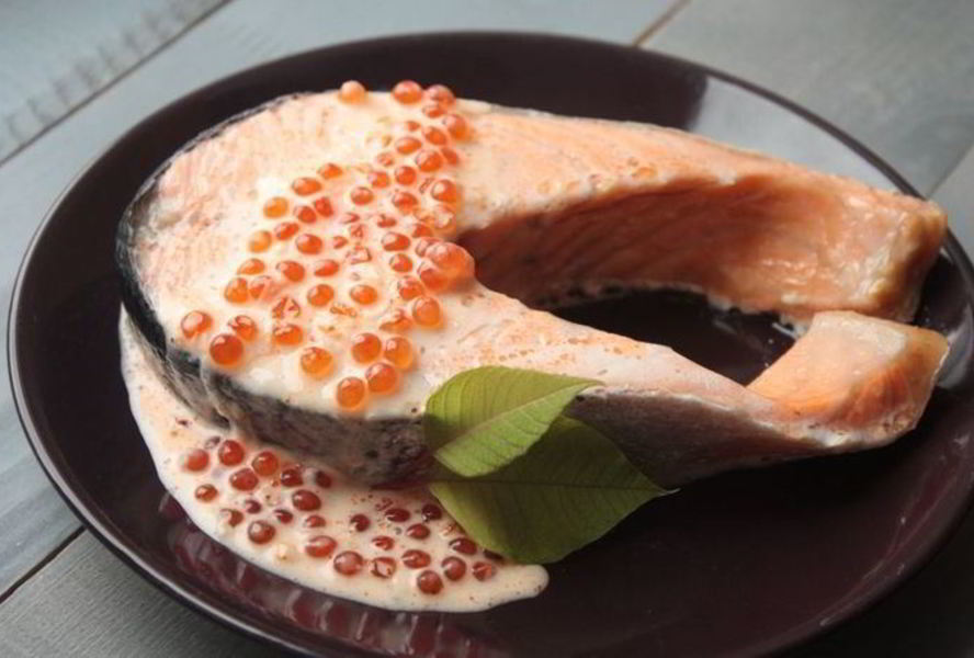 Лосось под икорно-сливочным соусом