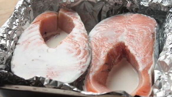 ШАГ 2. лосось под икорно-сливочным соусом