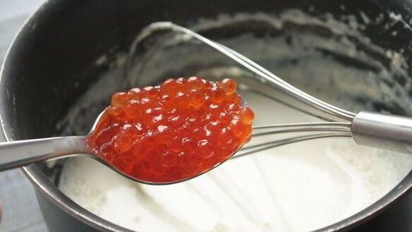 ШАГ 3. лосось под икорно-сливочным соусом