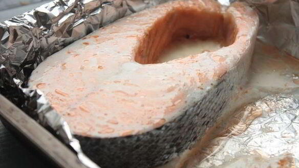 ШАГ 5. лосось под икорно-сливочным соусом