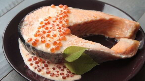 ШАГ 6. лосось под икорно-сливочным соусом