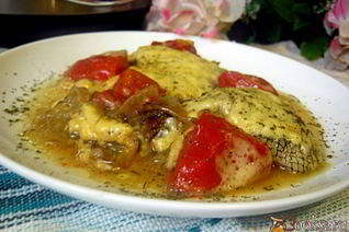 Макрорус на луковой подушке, запеченный с помидорами и сыром