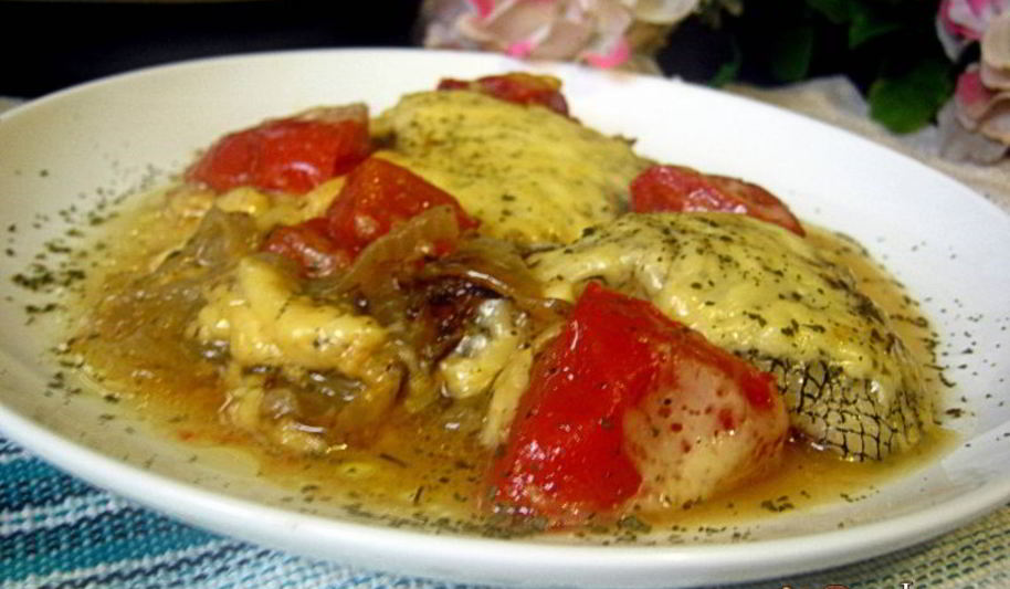 Рецепт макрорус на луковой подушке, запеченный с помидорами и сыром