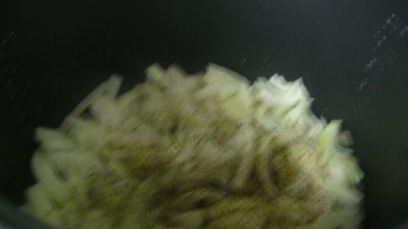 ШАГ 2. макрорус на луковой подушке, запеченный с помидорами и сыром