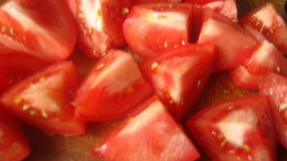 ШАГ 3. макрорус на луковой подушке, запеченный с помидорами и сыром