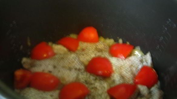 ШАГ 5. макрорус на луковой подушке, запеченный с помидорами и сыром