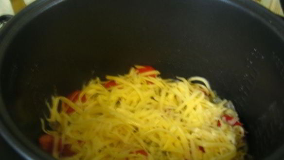 ШАГ 6. макрорус на луковой подушке, запеченный с помидорами и сыром