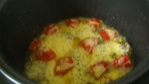 ШАГ 8. макрорус на луковой подушке, запеченный с помидорами и сыром