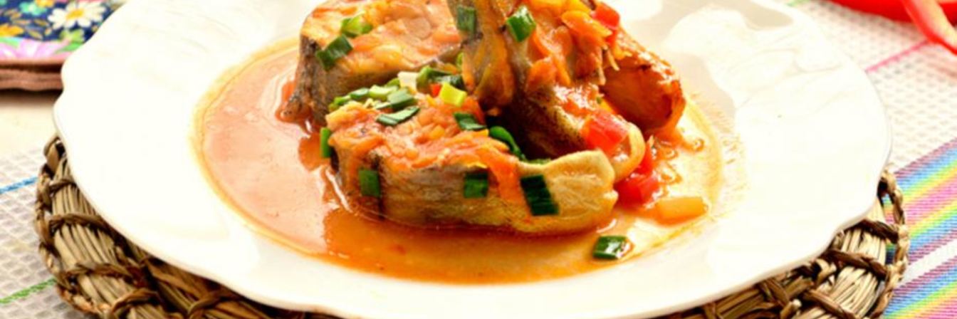 Минтай с овощами на сковороде