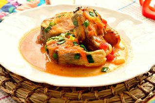 Минтай с овощами на сковороде