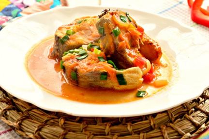 Минтай с овощами на сковороде