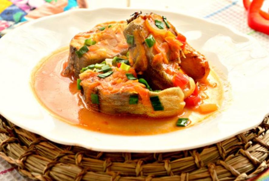 Минтай с овощами на сковороде