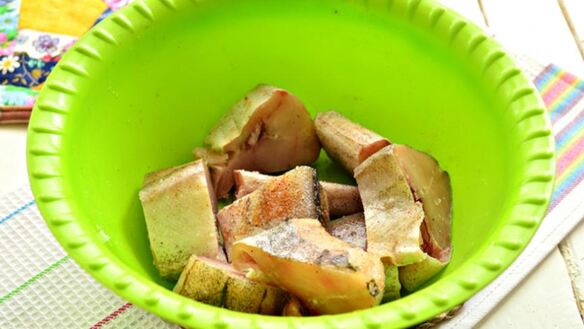 ШАГ 2. минтай с овощами на сковороде