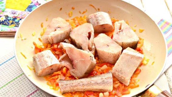 ШАГ 3. минтай с овощами на сковороде