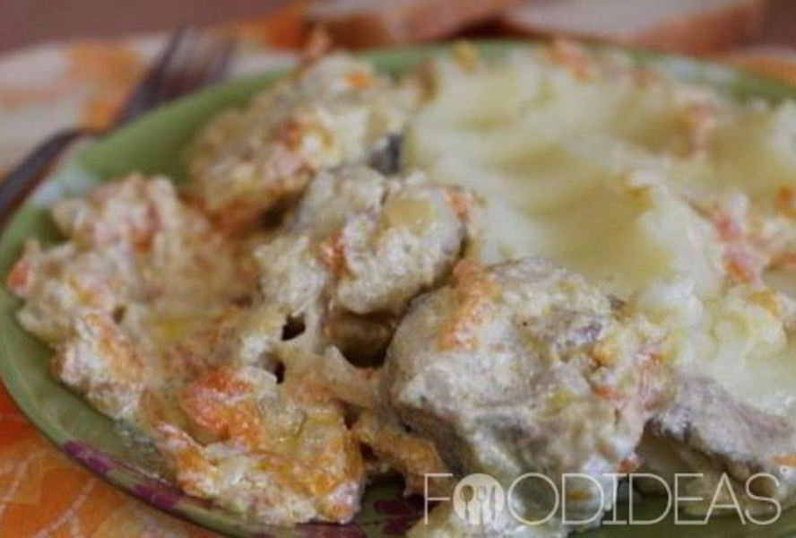 Минтай тушеный в сметане