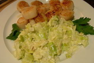 Морские гребешки с фондю из лука-порея