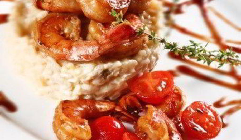 Рецепт остро-пряные креветки с имбирем, чили, томатами и кокосом