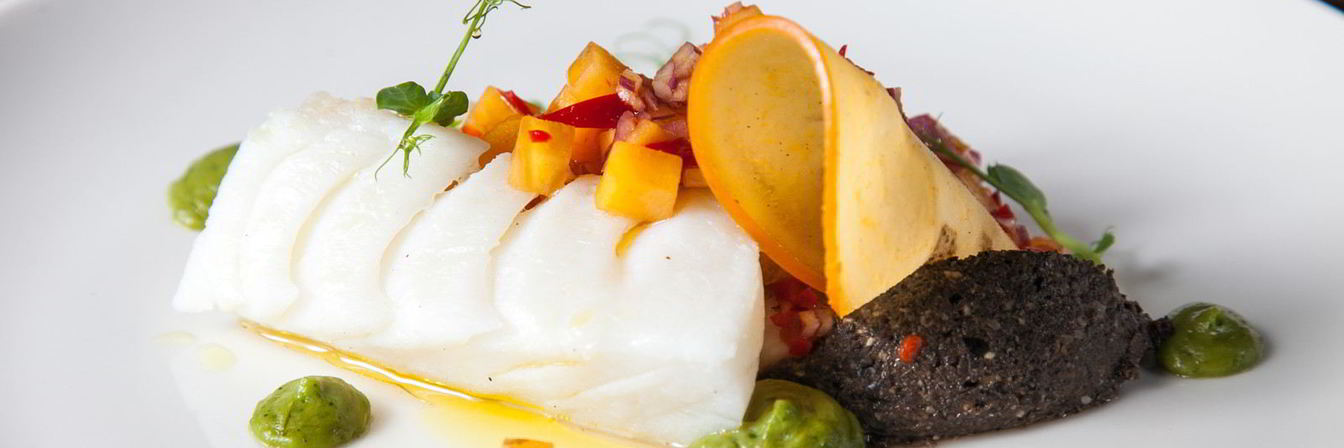 Паровая треска с сальсой из хурмы